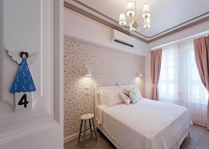 Evreka Butik 2* בוזקאדה